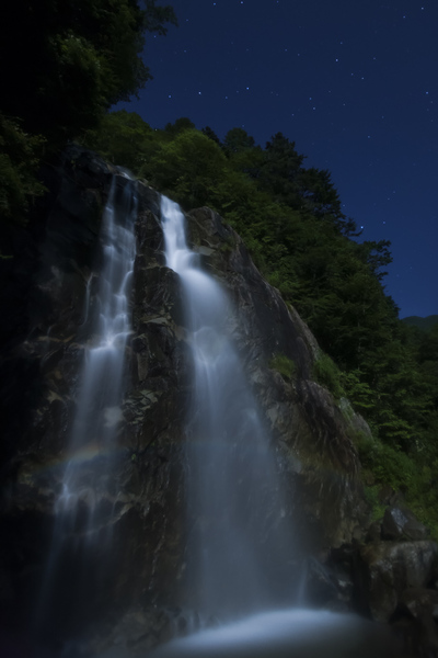 大島山（高森町）不動滝の月虹（ムーンボウ）