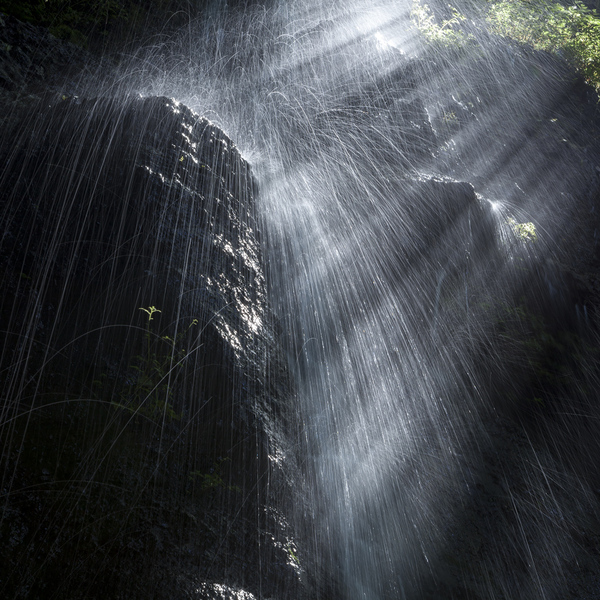 素簾の滝の水飛沫と光芒