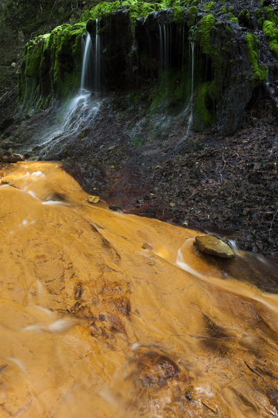 オレンジ色のオログラ沢と苔の無名滝